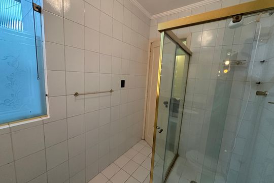 Banheiro de apartamento para alugar com 3 quartos, 114m² em Morro dos Barbosas, São Vicente