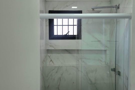 Banheiro da Suíte de apartamento para alugar com 3 quartos, 64m² em Jardim Gopouva, Guarulhos