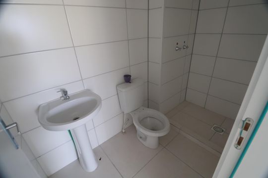 Banheiro de apartamento à venda com 2 quartos, 50m² em Harmonia, Canoas
