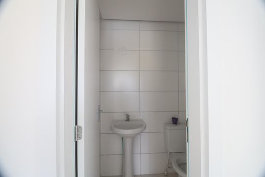 Banheiro de apartamento à venda com 2 quartos, 50m² em Harmonia, Canoas
