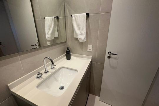 Banheiro da Suíte 2 de apartamento à venda com 3 quartos, 180m² em Alphaville Empresarial, Barueri