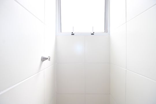Banheiro de apartamento para alugar com 2 quartos, 40m² em Fazenda Caguaçu, São Paulo