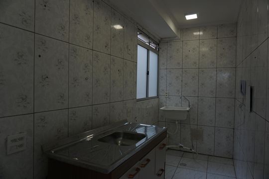 Cozinha de apartamento para alugar com 2 quartos, 37m² em Jardim Dom José, Embu das Artes