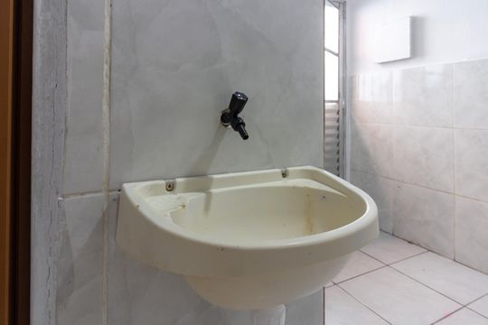 Banheiro de casa para alugar com 1 quarto, 20m² em Jardim Cocaia, Guarulhos