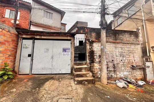Fachada com placa  de casa para alugar com 1 quarto, 45m² em Jardim Angela Maria, Carapicuíba