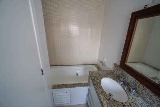 Banheiro da Suíte de casa para alugar com 3 quartos, 155m² em Uberaba, Curitiba