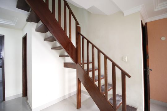 Escada de casa para alugar com 3 quartos, 100m² em Jacarepaguá, Rio de Janeiro