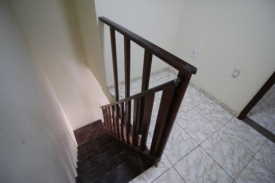 Escada de casa para alugar com 3 quartos, 100m² em Jacarepaguá, Rio de Janeiro