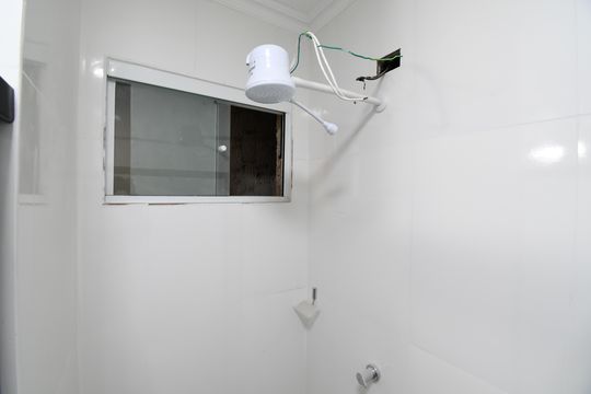 Banheiro de kitnet/studio para alugar com 1 quarto, 32m² em Centro, Curitiba