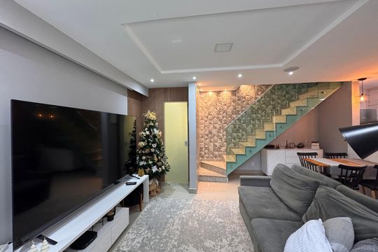Sala de casa de condomínio à venda com 4 quartos, 147m² em Taquara, Rio de Janeiro