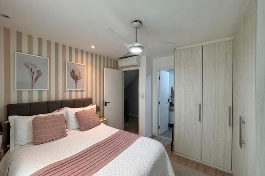 Suíte de casa de condomínio à venda com 4 quartos, 147m² em Taquara, Rio de Janeiro