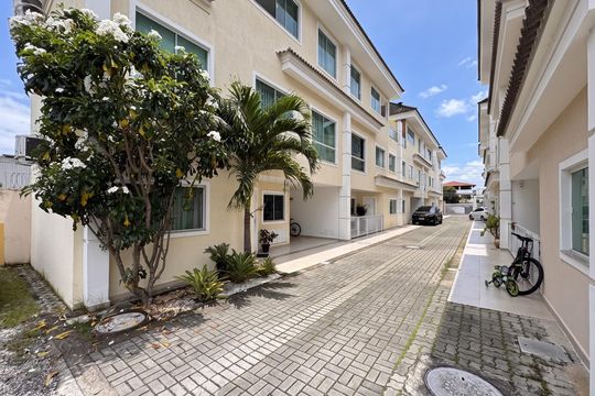 Fachada de casa de condomínio à venda com 4 quartos, 147m² em Taquara, Rio de Janeiro