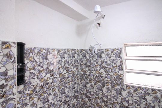 Banheiro de kitnet/studio para alugar com 1 quarto, 28m² em Vila Charlote, São Paulo