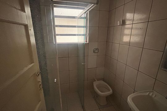 Banheiro de casa para alugar com 2 quartos, 42m² em Alto da Riviera, São Paulo