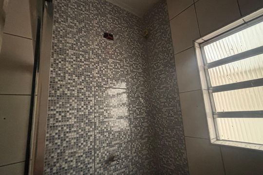 Banheiro de casa para alugar com 2 quartos, 42m² em Alto da Riviera, São Paulo