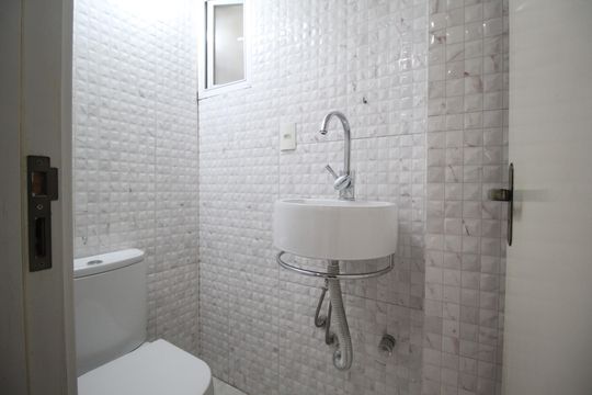 Lavabo de apartamento para alugar com 2 quartos, 58m² em Rio Branco, Porto Alegre