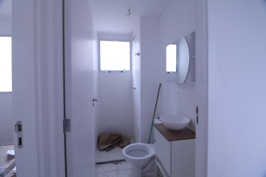 Banheiro de apartamento à venda com 2 quartos, 39m² em Jardim do Lago Continuacao, Campinas