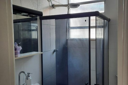 Banheiro de apartamento à venda com 2 quartos, 53m² em Vila Valqueire, Rio de Janeiro