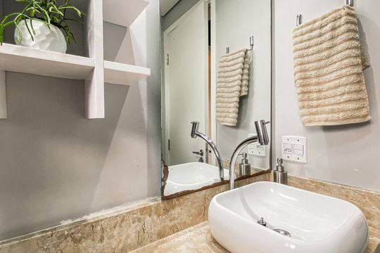 Banheiro  de apartamento à venda com 2 quartos, 49m² em Vila Paranagua, São Paulo