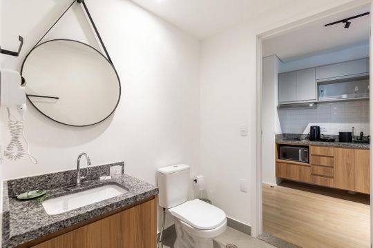 Banheiro de kitnet/studio para alugar com 1 quarto, 27m² em Água Branca, São Paulo