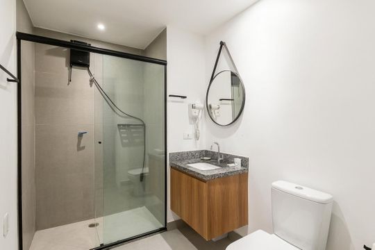 Banheiro de kitnet/studio para alugar com 1 quarto, 27m² em Água Branca, São Paulo