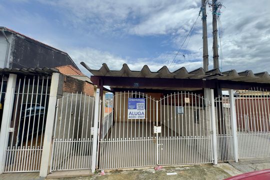 Placa instalada na fachada do imóvel de casa para alugar com 3 quartos, 100m² em Parque Continental I, Guarulhos