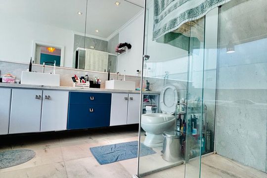 Banheiro da Suíte 1 de casa de condomínio à venda com 4 quartos, 430m² em Residencial 18 do Forte, Santana de Parnaíba