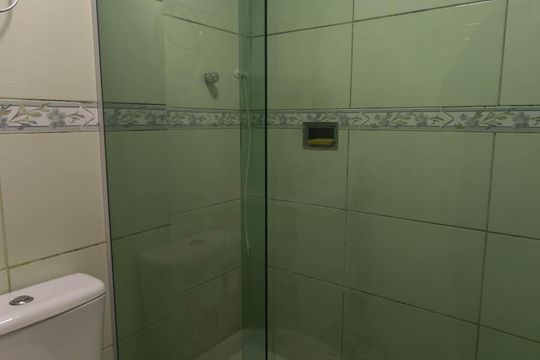 Banheiro de apartamento para alugar com 2 quartos, 50m² em Mutondo, São Gonçalo