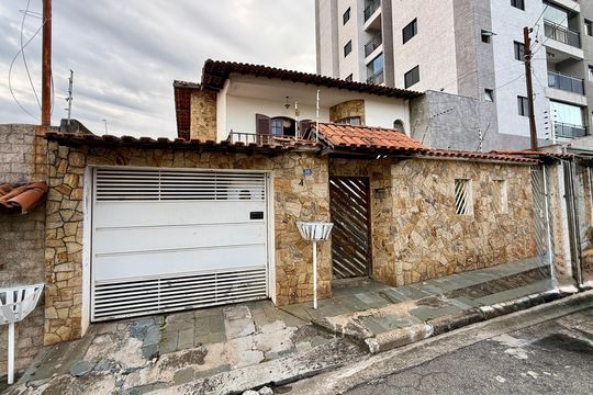 Fachada de casa à venda com 3 quartos, 297m² em Vila Maranduba, Guarulhos