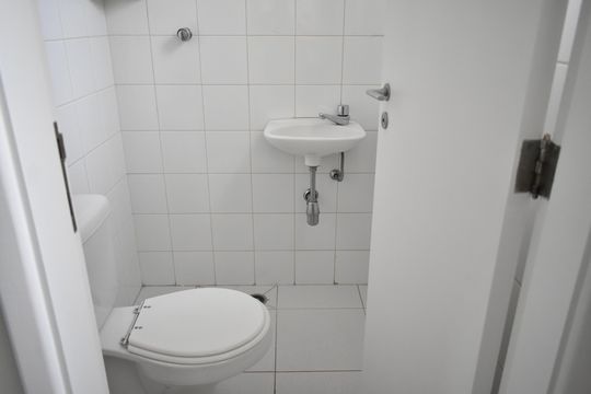 Banheiro de serviço de apartamento para alugar com 3 quartos, 100m² em Vila Clementino, São Paulo
