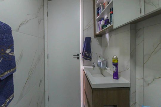 Banheiro de apartamento à venda com 2 quartos, 38m² em Vila Tolstoi, São Paulo