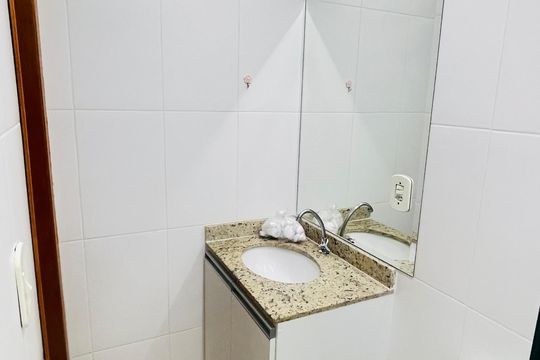 Banheiro de casa de condomínio para alugar com 3 quartos, 110m² em Jardim Barbacena, Cotia