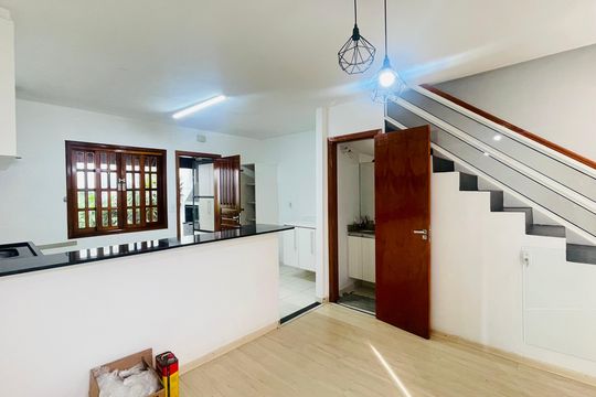 Sala de casa de condomínio para alugar com 3 quartos, 110m² em Jardim Barbacena, Cotia
