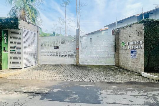 Fachada com placa de casa de condomínio para alugar com 3 quartos, 110m² em Jardim Barbacena, Cotia