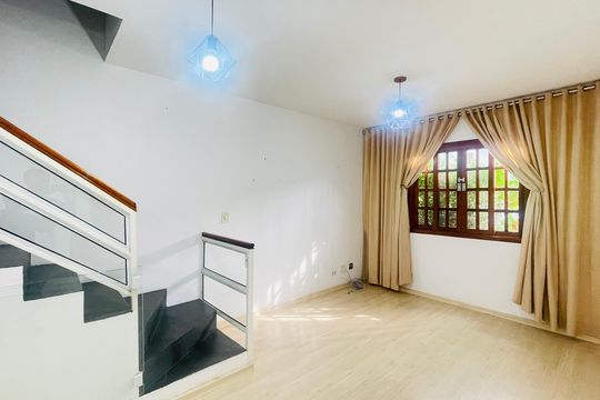 Casa de Condomínio para alugar com 3 quartos, 110m² em Jardim Barbacena, Cotia