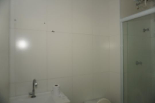 Banheiro de apartamento para alugar com 2 quartos, 50m² em Jardim Elizabete, Embu das Artes