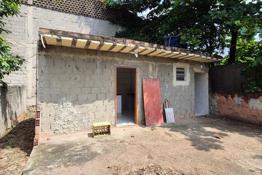Quintal e Fachada de kitnet/studio para alugar com 1 quarto, 30m² em Vigário Geral, Rio de Janeiro