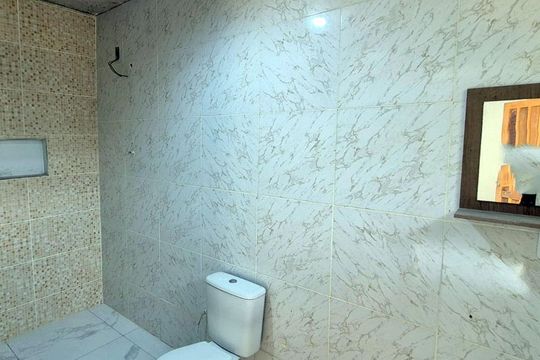 Banheiro de kitnet/studio para alugar com 1 quarto, 30m² em Vigário Geral, Rio de Janeiro