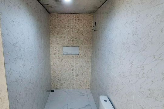 Banheiro de kitnet/studio para alugar com 1 quarto, 30m² em Vigário Geral, Rio de Janeiro