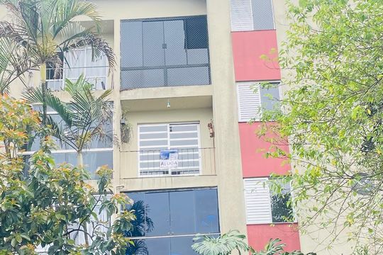 Placa instalada na varanda do segundo andar de apartamento para alugar com 3 quartos, 70m² em Granja Viana, Cotia