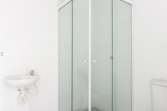 Banheiro de apartamento para alugar com 2 quartos, 41m² em Vila Carmosina, São Paulo