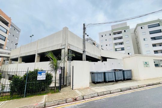 Fachada com placa instalada de apartamento para alugar com 2 quartos, 50m² em Roselândia, Cotia