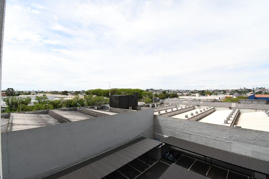 Vista da sacada de apartamento para alugar com 2 quartos, 48m² em Hauer, Curitiba