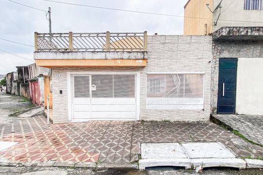 Fachada  de casa para alugar com 3 quartos, 226m² em Vila Ré, São Paulo