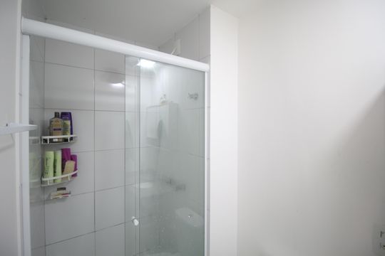 Banheiro de apartamento à venda com 3 quartos, 65m² em Humaitá, Porto Alegre