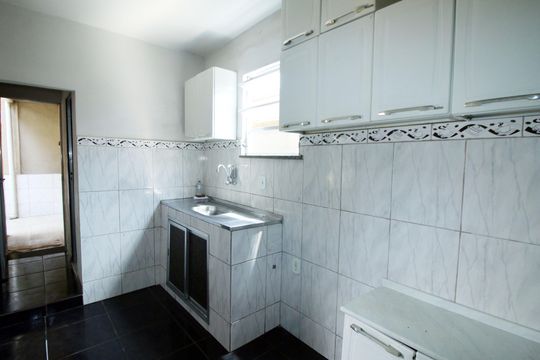 Cozinha de casa para alugar com 1 quarto, 35m² em Vigário Geral, Rio de Janeiro