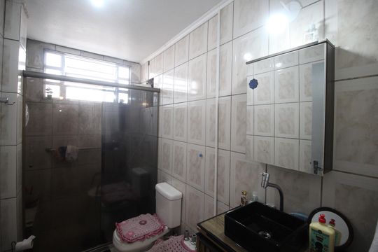 Banheiro de apartamento à venda com 2 quartos, 84m² em Floresta, Porto Alegre