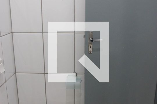 Banheiro de kitnet/studio para alugar com 1 quarto, 40m² em Vila Redencao, Goiânia