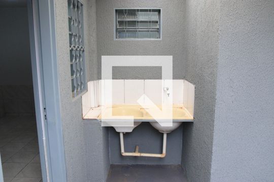 Banheiro de kitnet/studio para alugar com 1 quarto, 40m² em Vila Redencao, Goiânia
