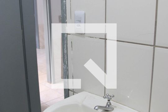 Banheiro de kitnet/studio para alugar com 1 quarto, 40m² em Vila Redencao, Goiânia